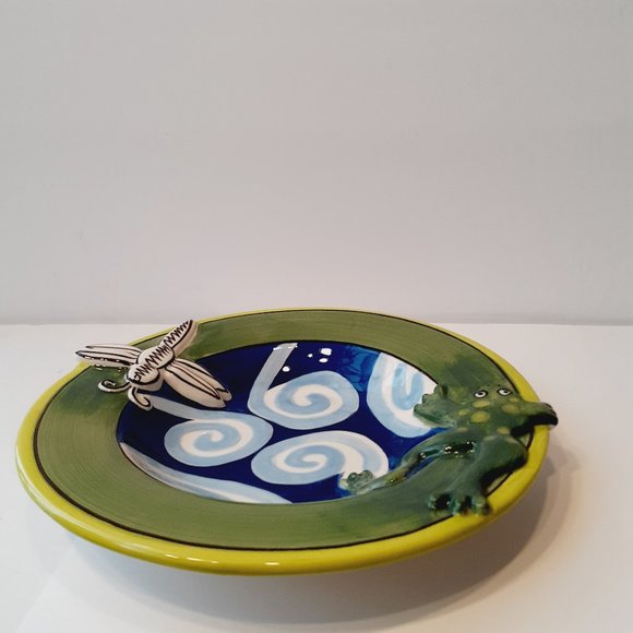 NICOLE ENGBLOM Whimsical CERAMIC FROG POND DRAGONFLY Plate 8" - Picture 10 of 10